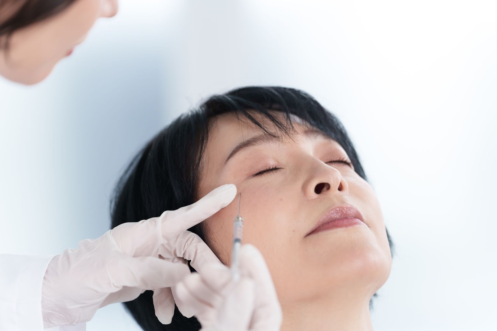注射によるしわ治療を受けている女性