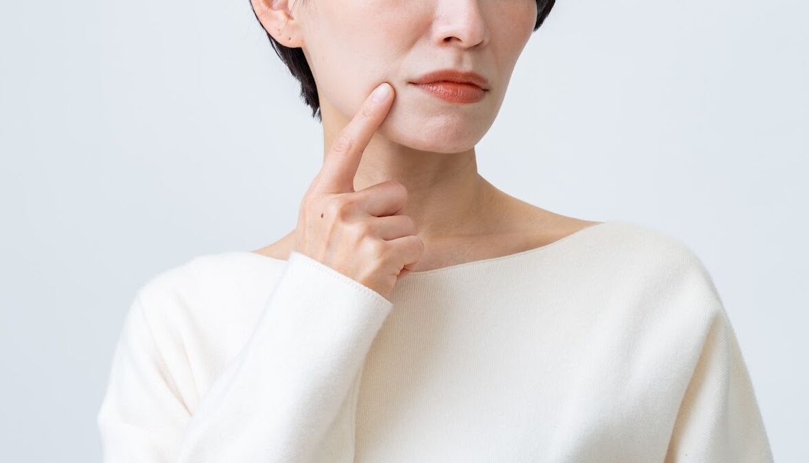 顔のたるみを気にする女性