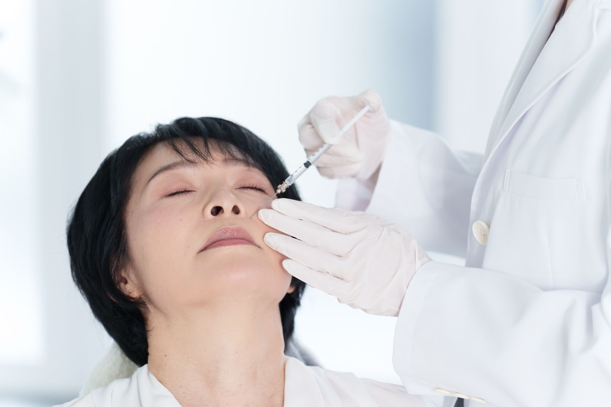 ほうれい線の注入治療を受けている女性