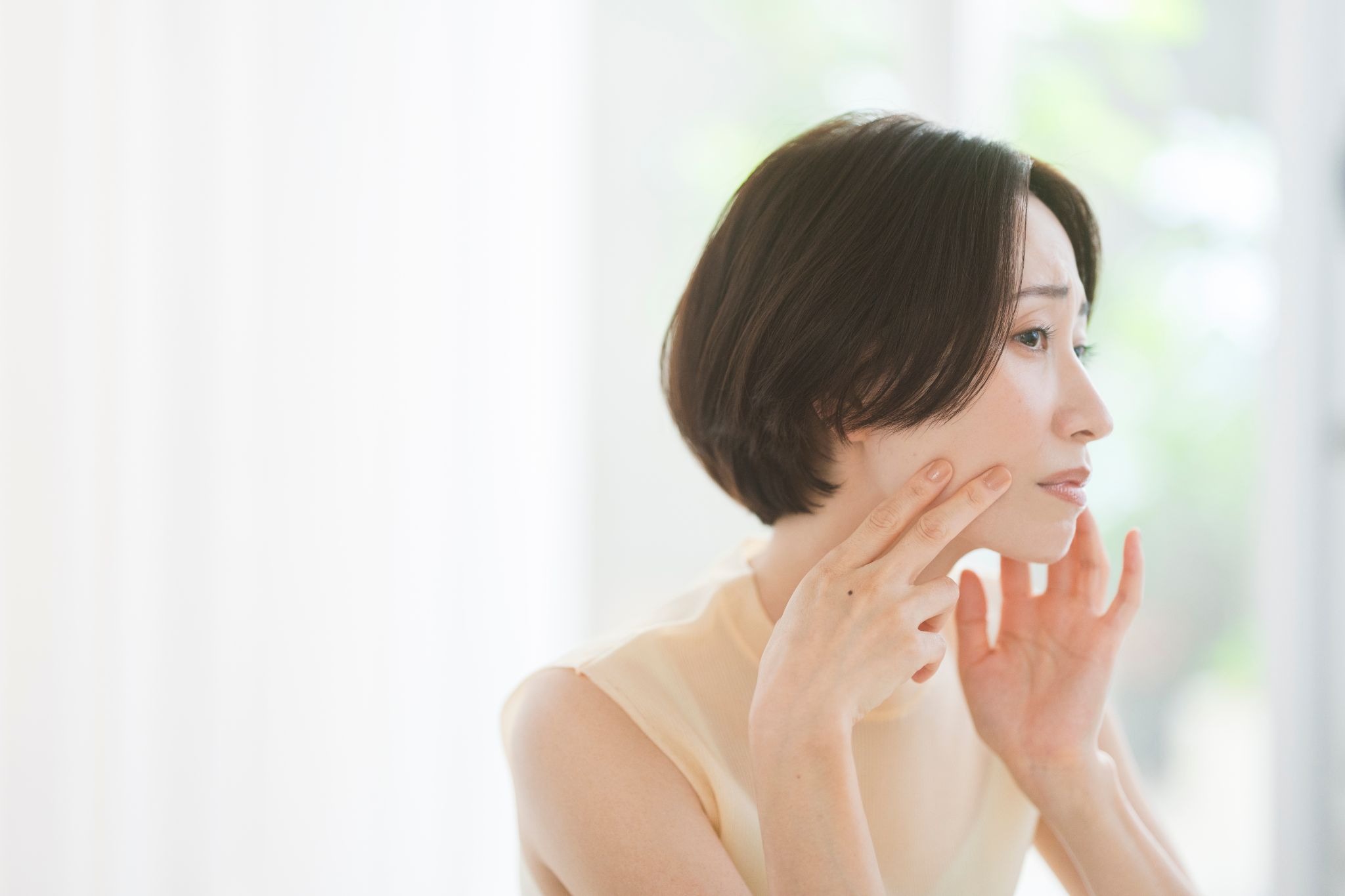 フェイスラインのたるみを気にしている女性