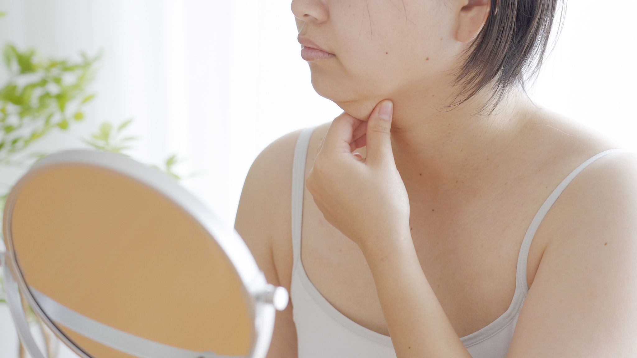 フェイスラインや顎のたるみを気にしている女性