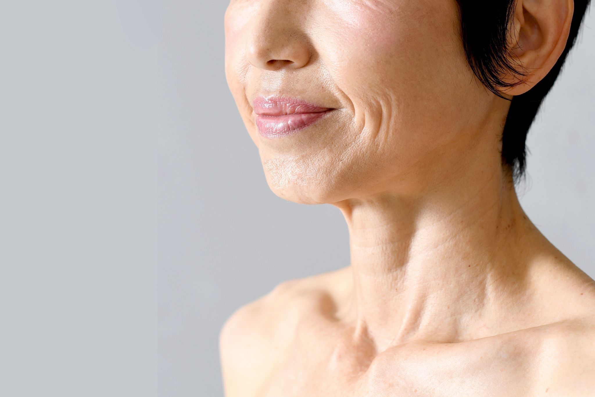 笑顔の50代女性の口元