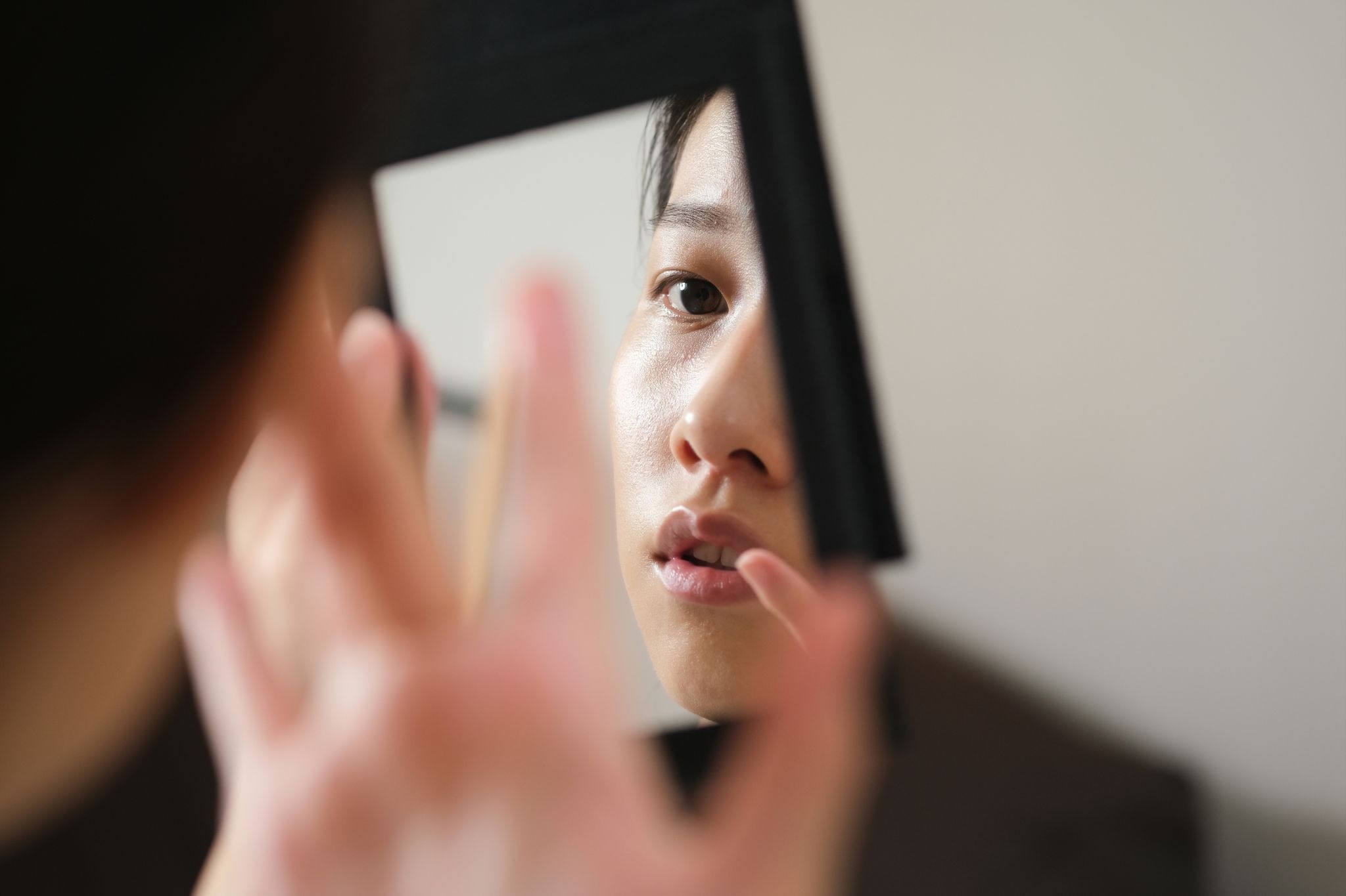 目頭（目元）のしわを気にしている女性