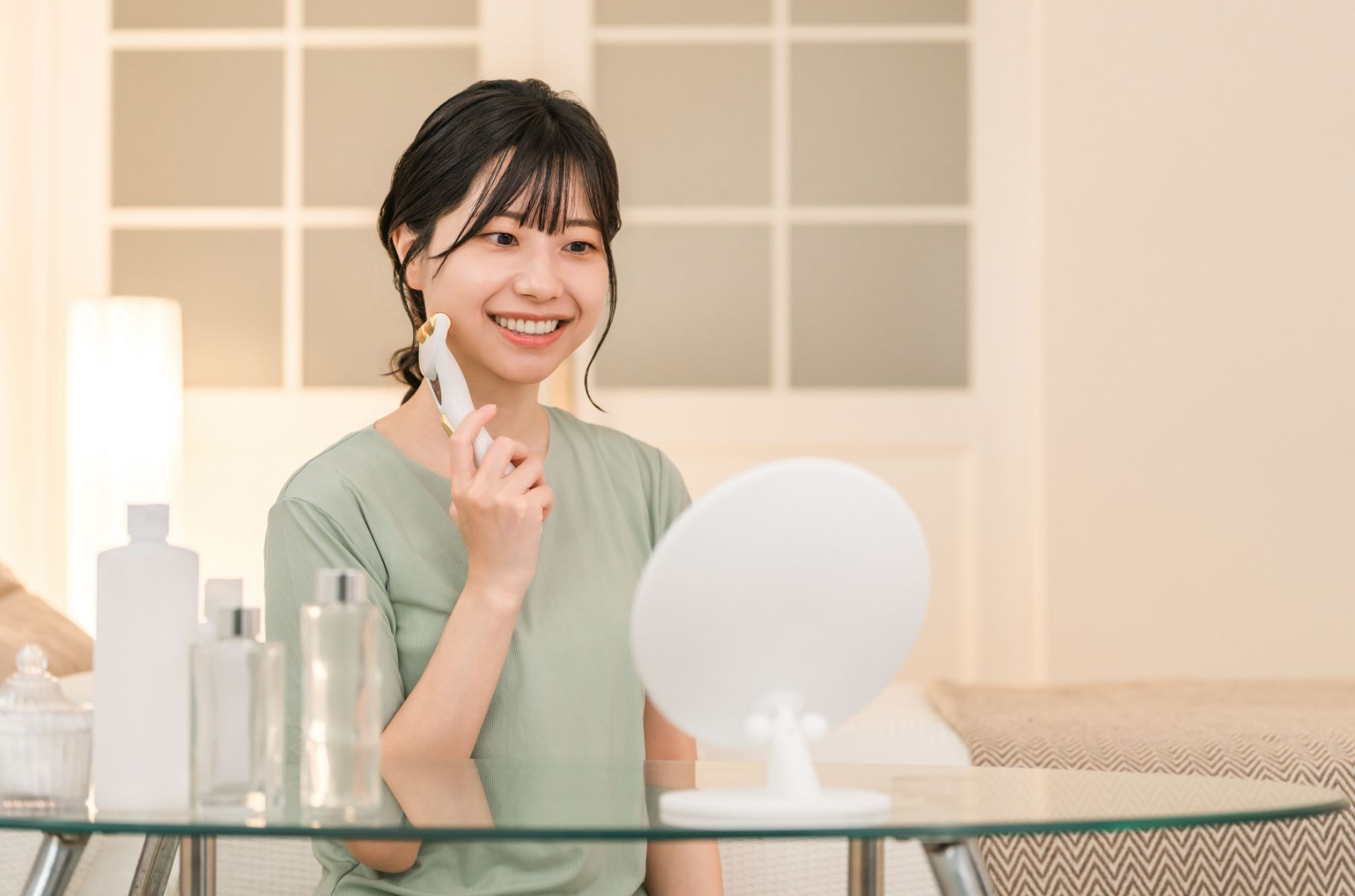 美顔器で顔のケアをしている女性