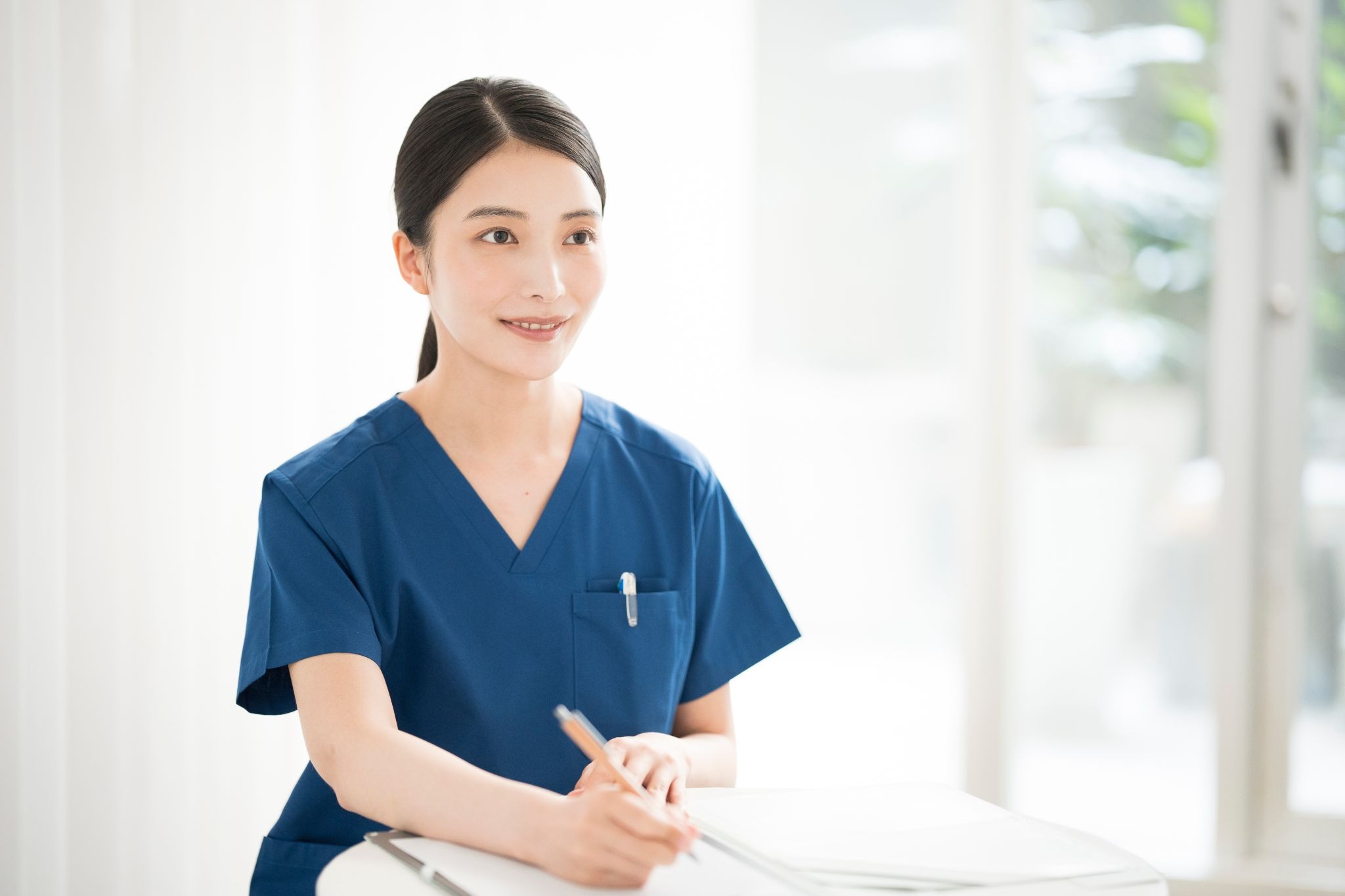 ペンを持っている女性医師