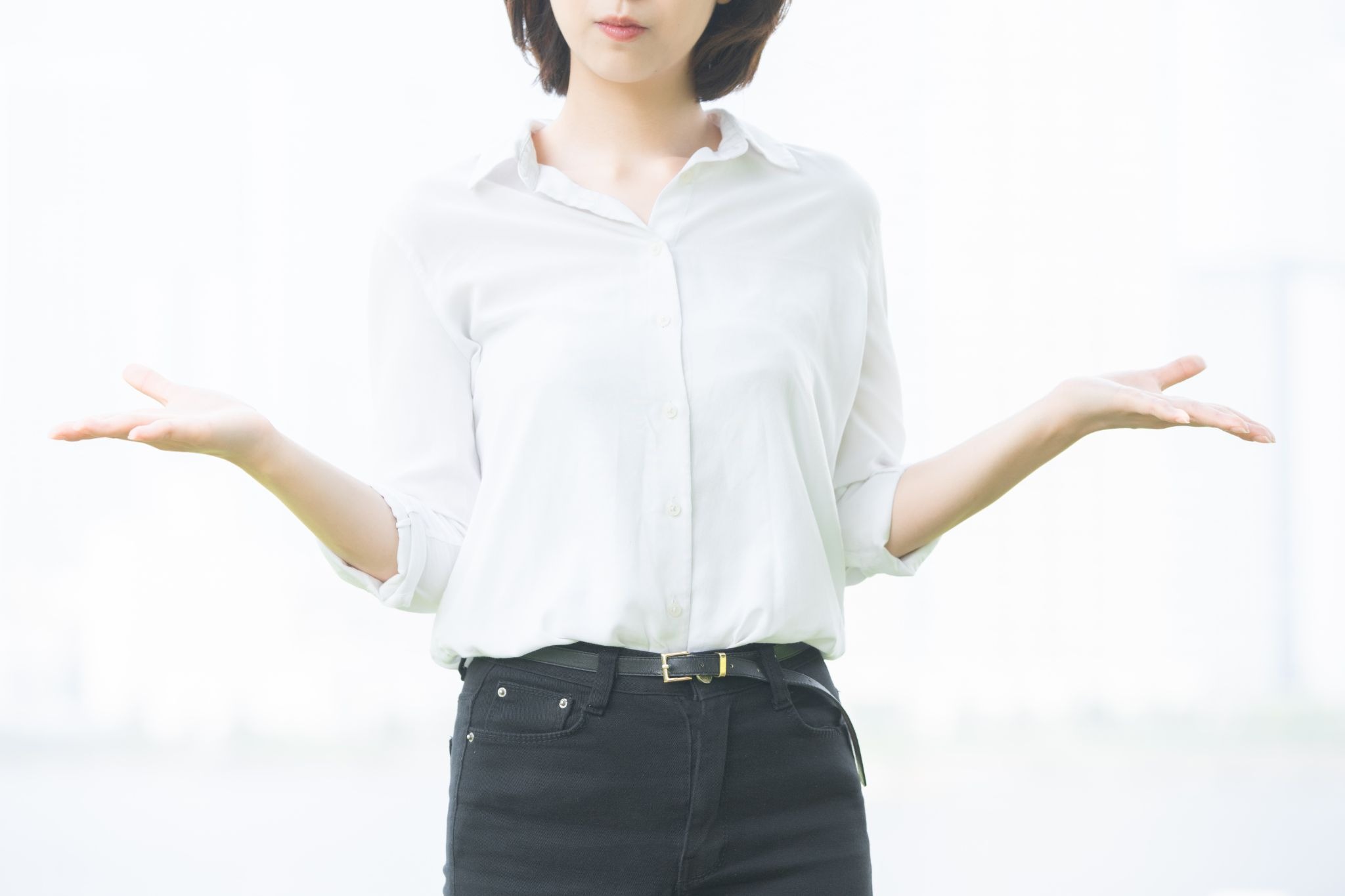 比較イメージで両手を横に出している女性