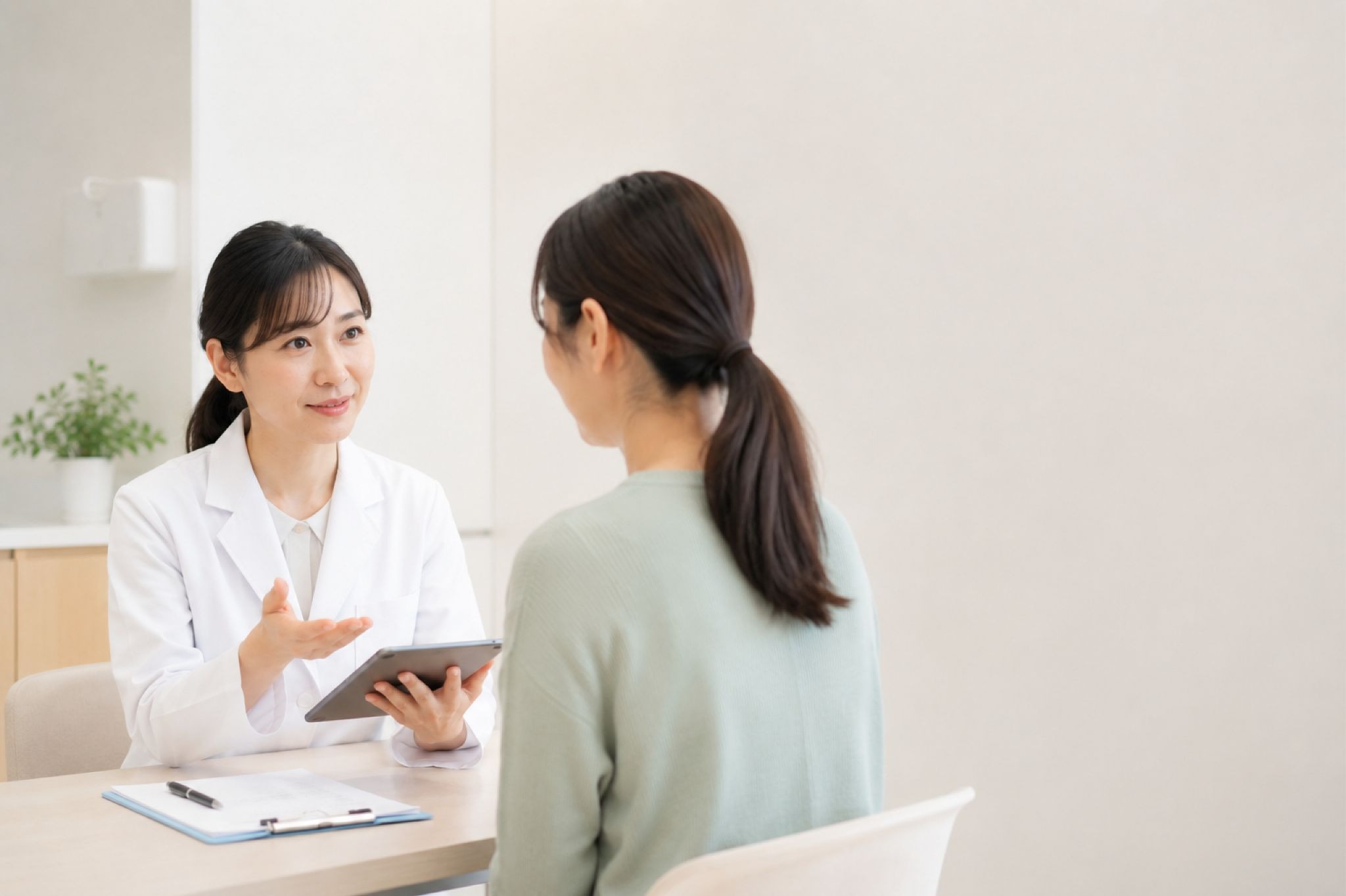 クリニックで医師に相談している女性