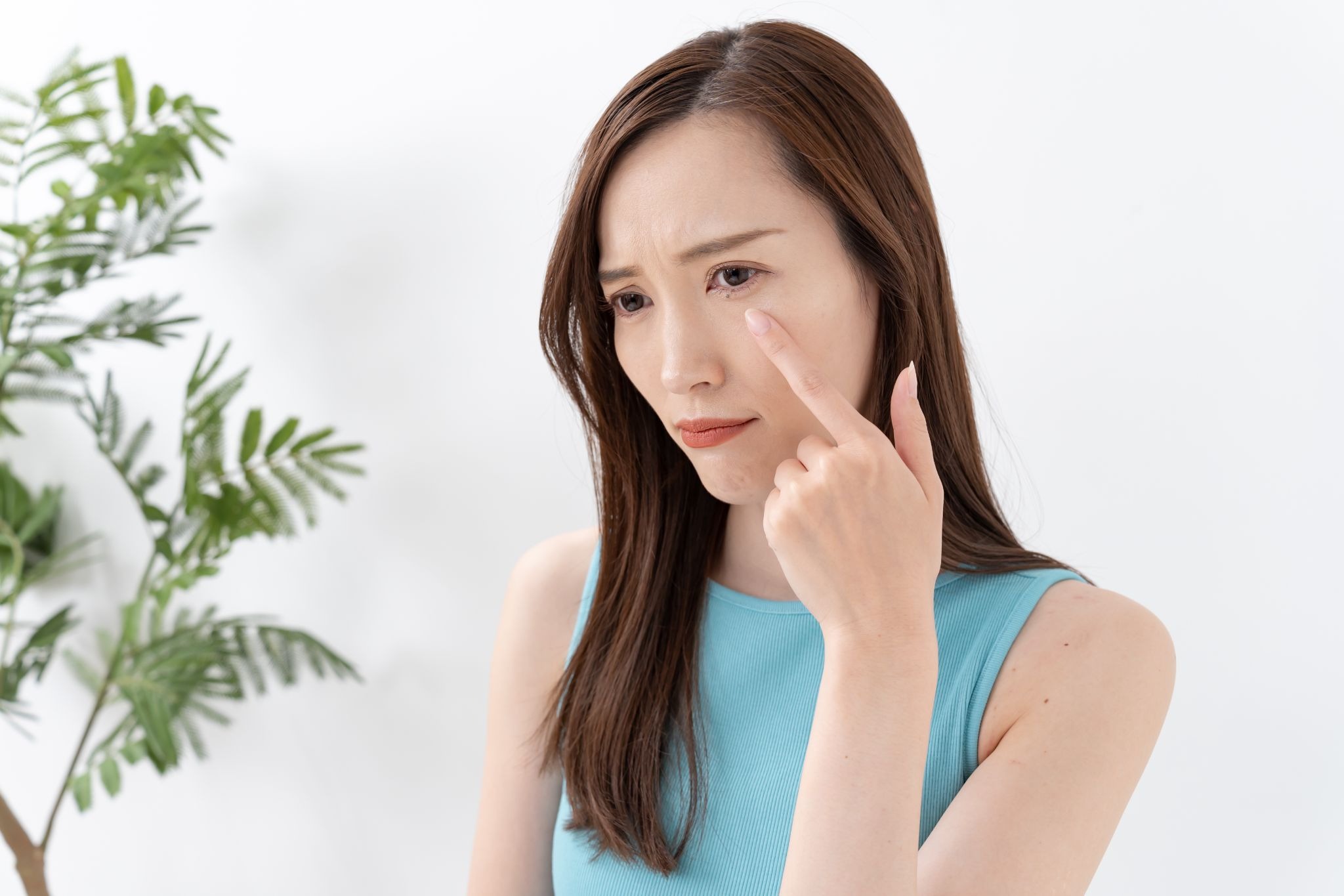 涙袋を気にしている女性
