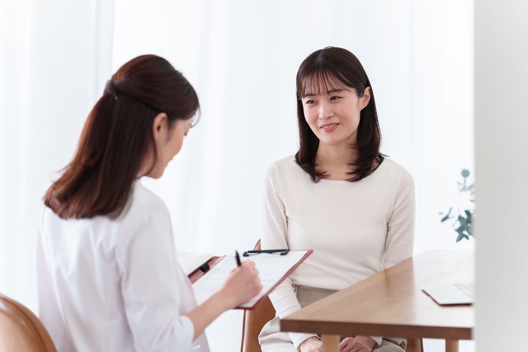クリニックで説明を受けている女性