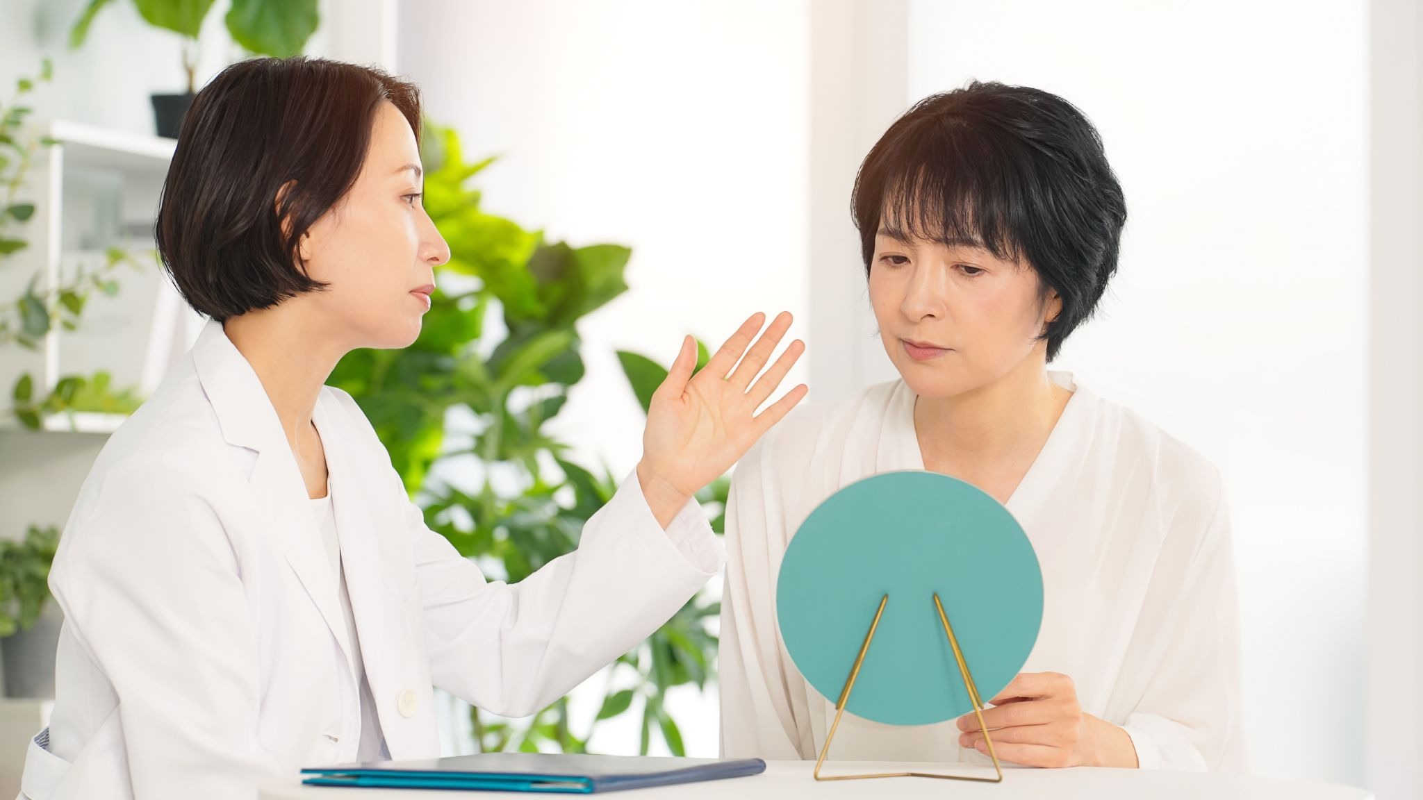 医師から説明を受けている女性