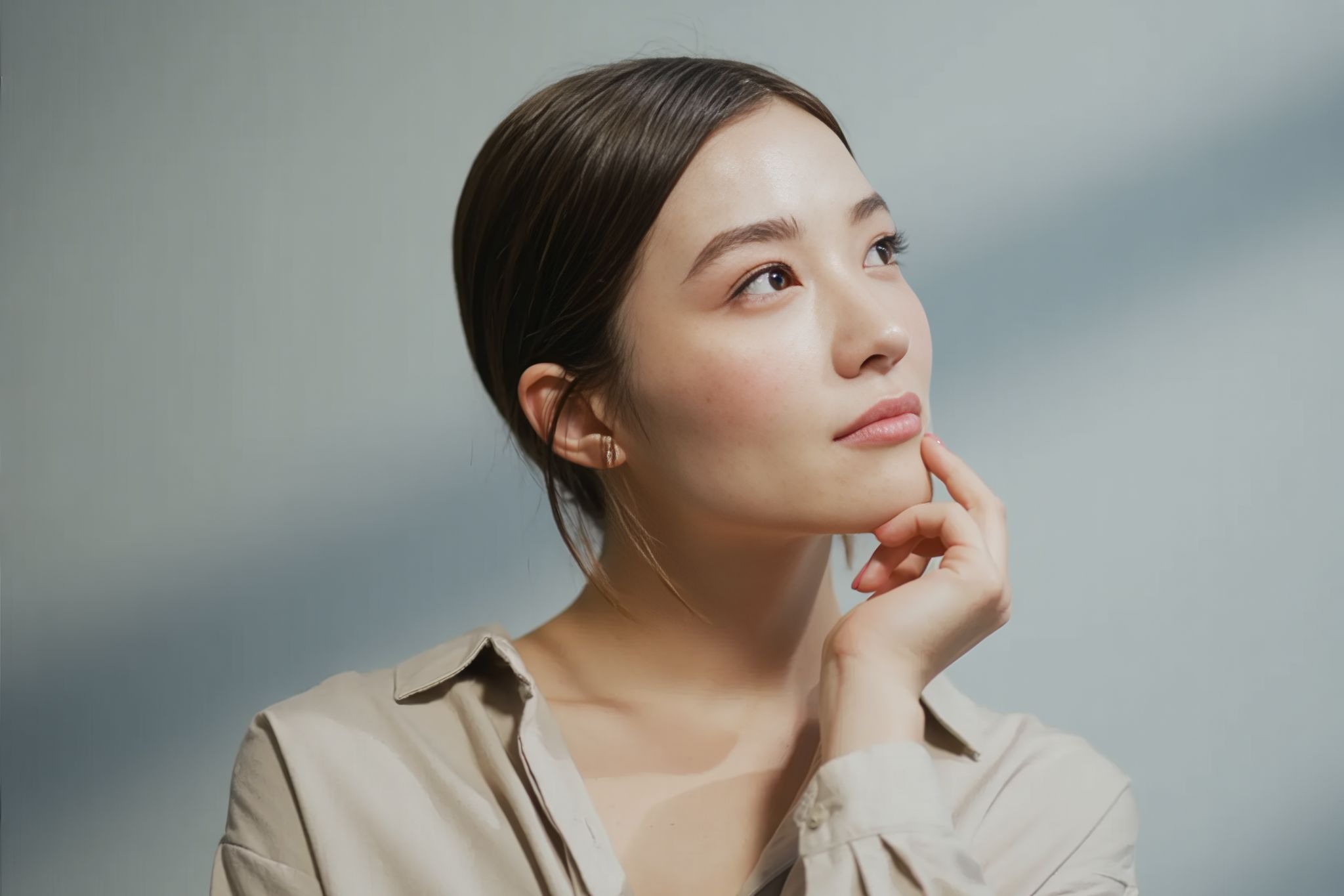 ヒアルロン酸注入を始める年齢について考えている女性