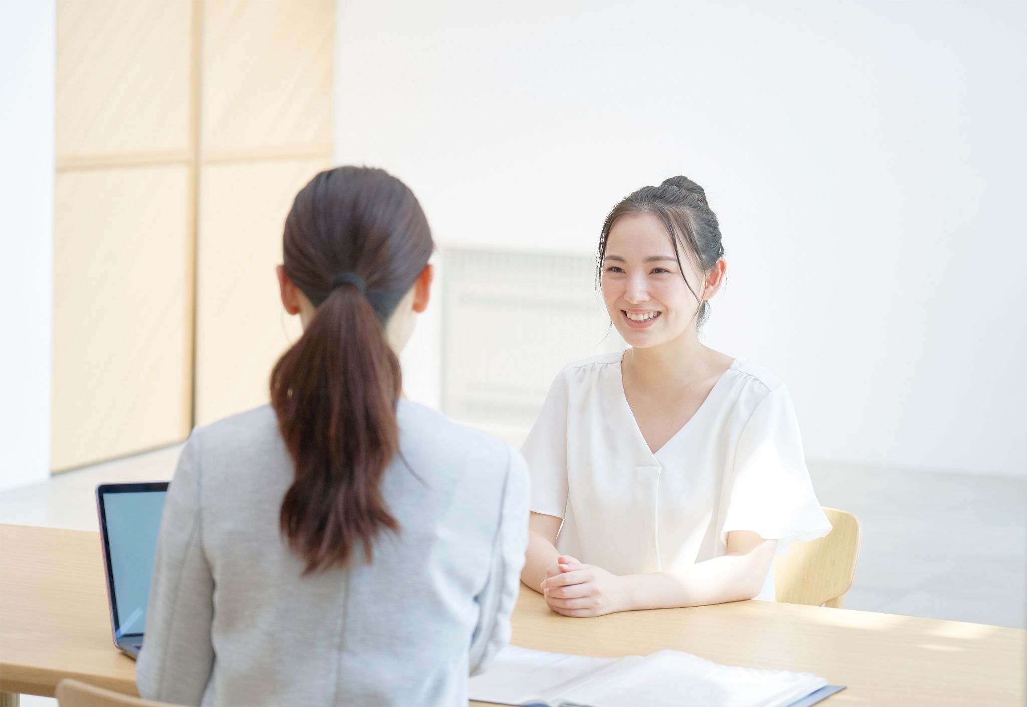 涙袋ヒアルロン酸について説明を受けている女性