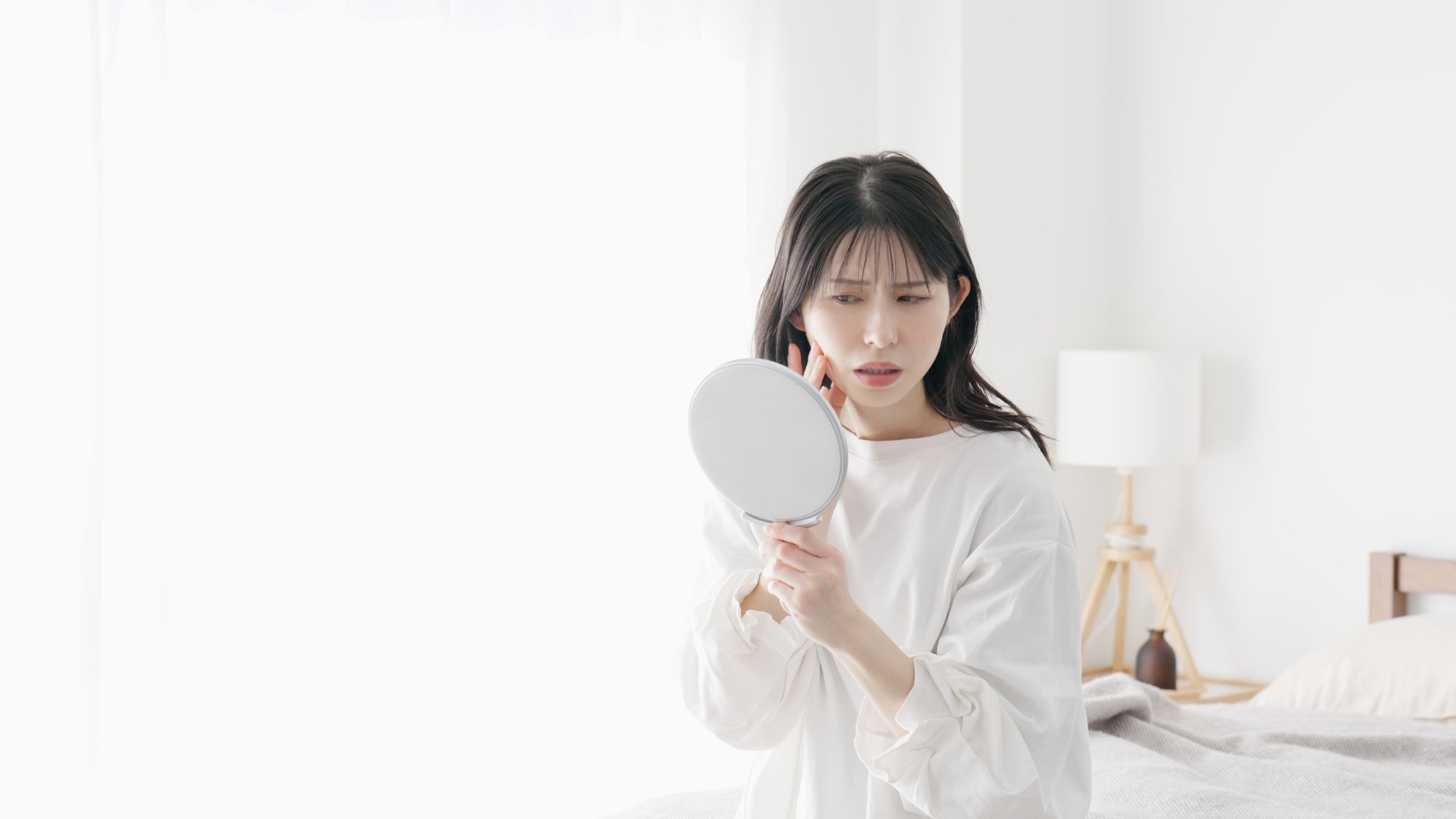 鏡を見ている女性