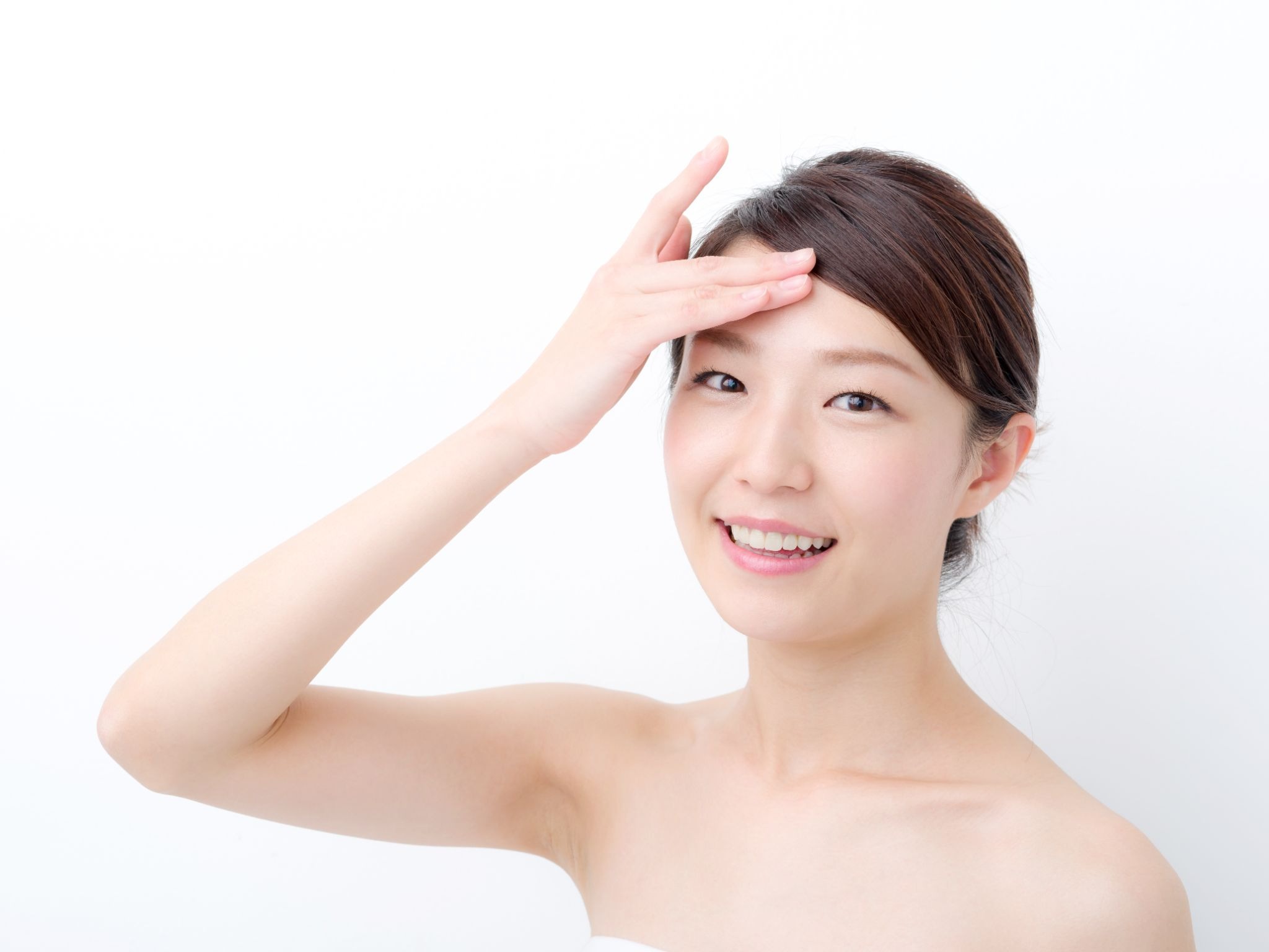 おでこに手を当てている女性
