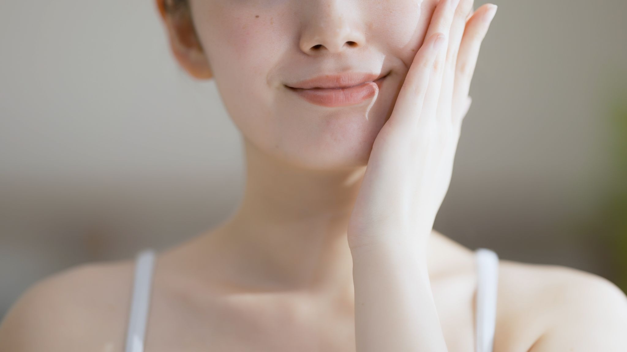 たるみ対策のセルフケアをしている女性