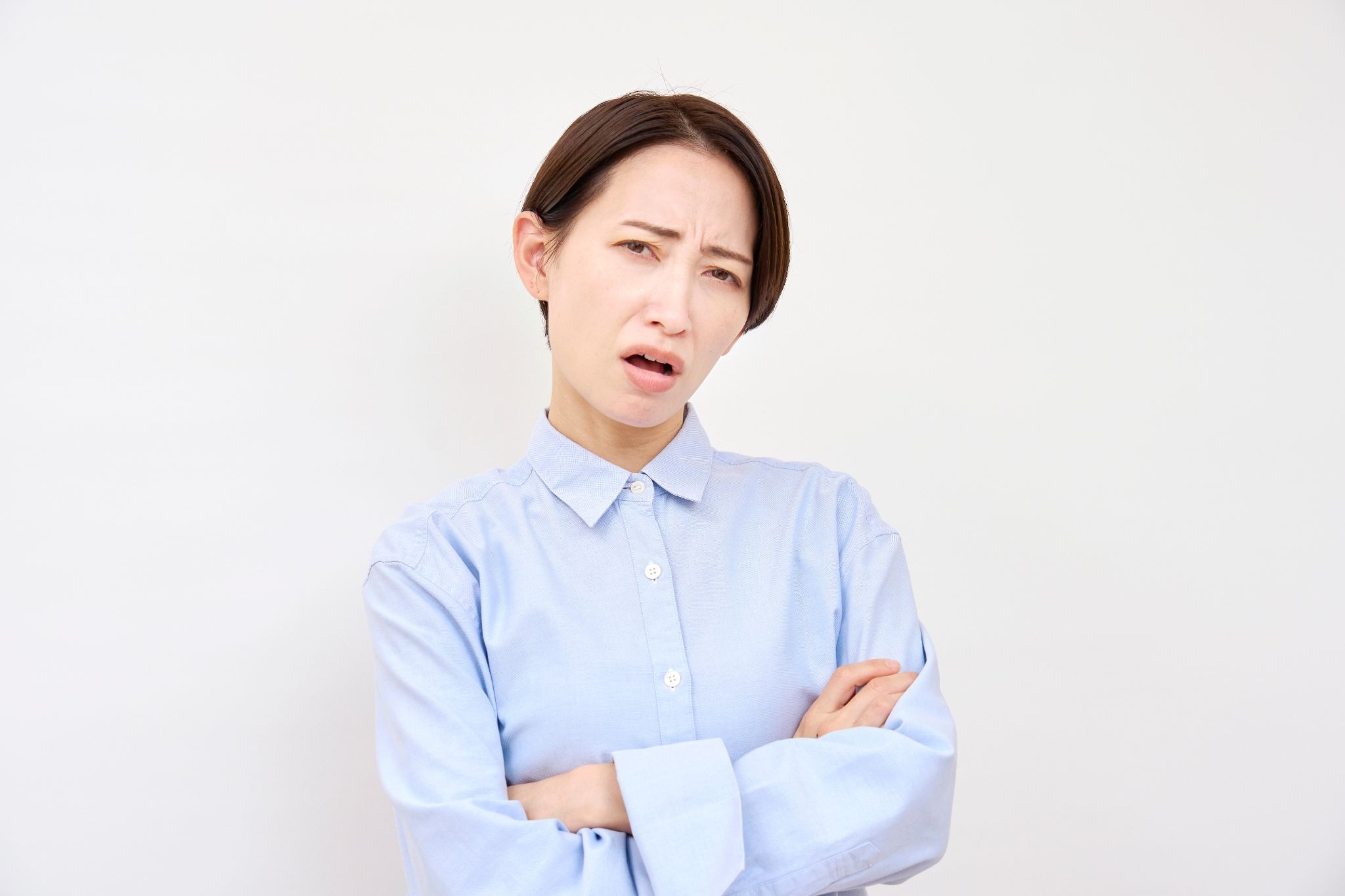 眉間や目と目の間にしわが寄っている女性
