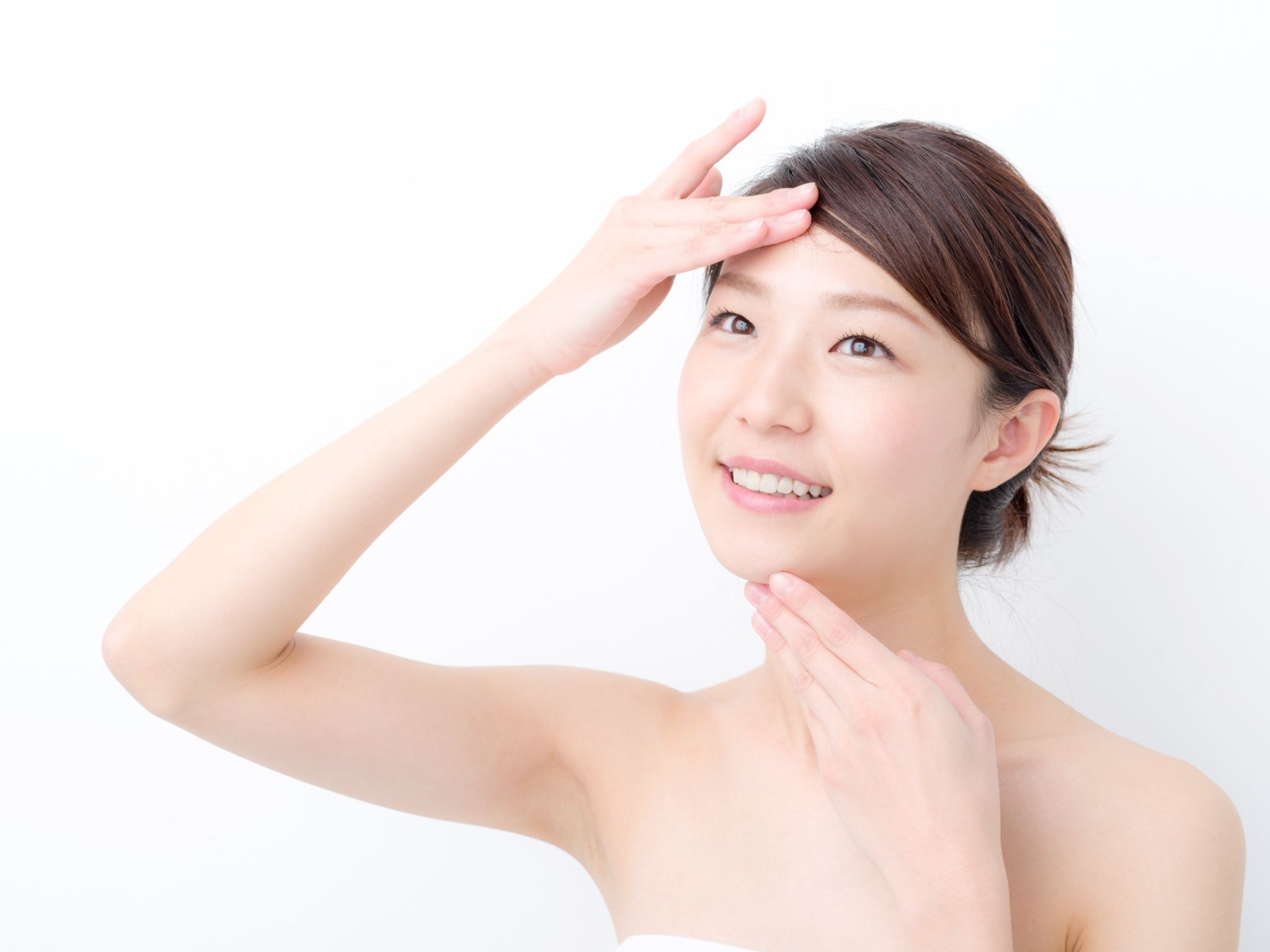 顔に手を当てている女性